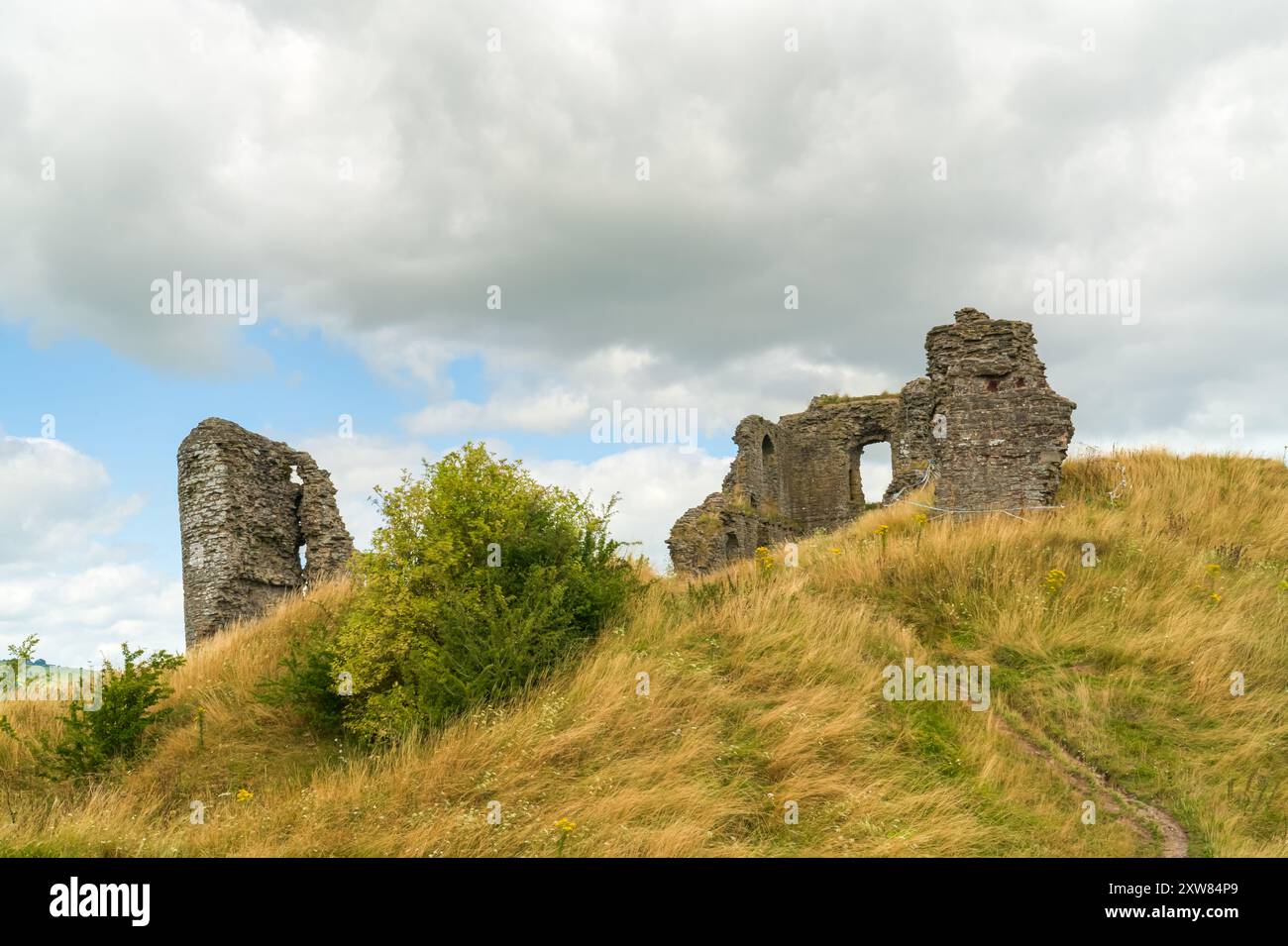 Die Ruinen von Clun Castle eine mittelalterliche Burg in Clun, Shropshire, Großbritannien in landschaftlicher Ausrichtung Stockfoto