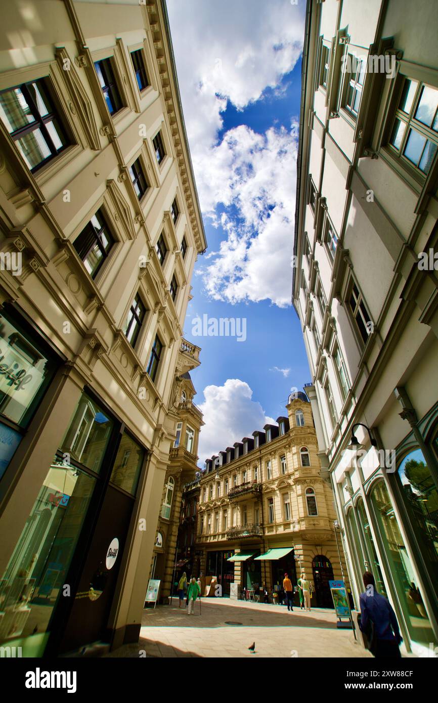 Wiesbaden, Deutschland. August 2024. Stadtarchitektur und Asphaltreparatur. Stockfoto