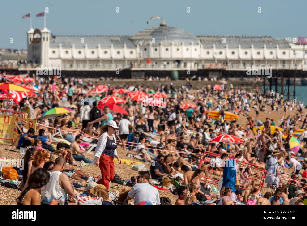 Brighton, 17. August 2024: Menschenmassen genießen das herrliche August-Wetter am Brighton Beach heute Nachmittag Stockfoto