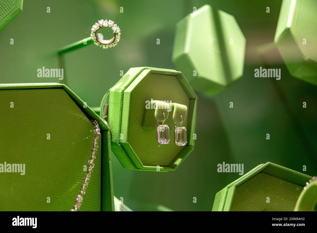 Elegante smaragdgrüne Schmuckkästen mit funkelnden Diamant-Ohrringen und Halskette – vor einem weichen Hintergrund. Aufgenommen in Toronto, Kanada. Stockfoto