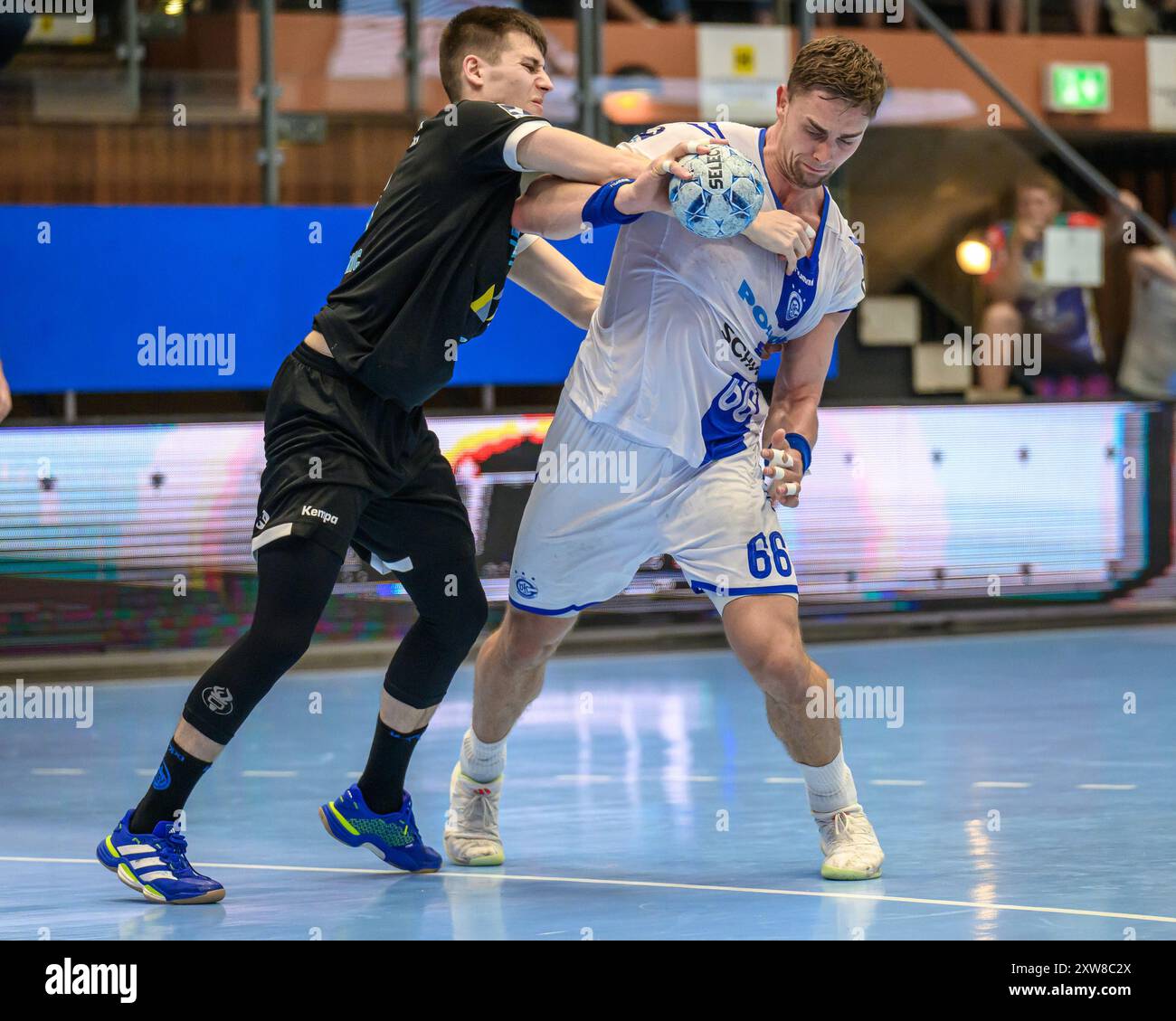 Zeman, Stepan (VfL Gummersbach, #66), Aleksandar Capric (ThSV Eisenach, #6) GER, ThSV Eisenach gegen VfL Gummersbach, Handball, 2.Wartburg Cup, Spielzeit 2024/2025, 18.08.2024 Foto: Eibner-Pressefoto/Martin Herbst Stockfoto