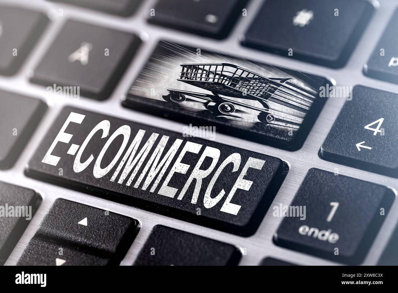 18. August 2024: E-Commerce-Tastatur mit Warenkorbsymbol – Symbol für Online-Shopping und digitale Einzelhandelsstrategien. FOTOMONTAGE *** E-Commerce Tastatur mit Warenkorb-Symbol Online-Shopping und digitale Handelsstrategien Symbolbild. FOTOMONTAGE Stockfoto