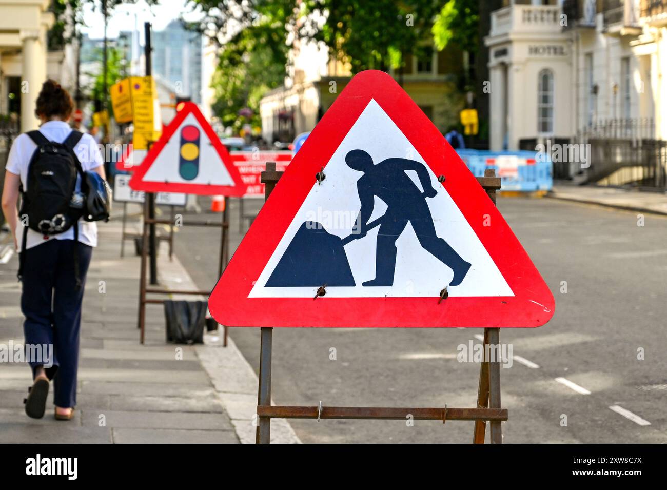 London, England, UK - 21. Juni 2022: Straßenbauschild und Ampelschild auf einer Stadtstraße in London Stockfoto