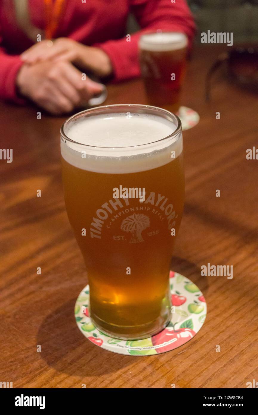 Ein Glas Timothy Taylor Vermieter Pale Ale auf einem Pub-Tisch, Stockton-on Tees, Country Durham, England Stockfoto