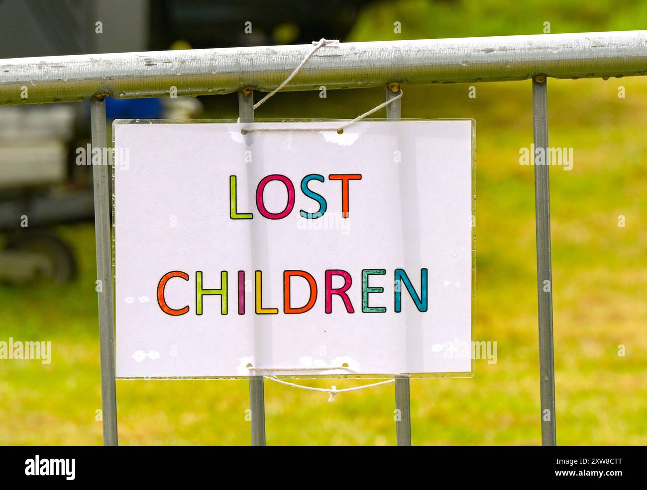 Hausgemachtes Schild bei einer Veranstaltung im Freien mit dem Treffpunkt für verlorene Kinder Stockfoto