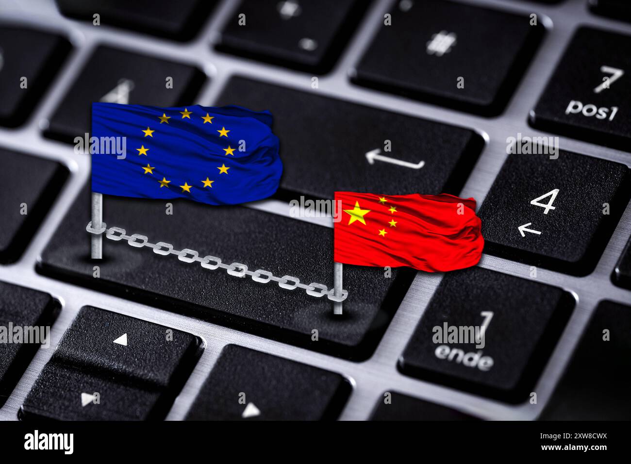18. August 2024: Lieferkette EU-China – Spannungen und Sanktionen in den internationalen Handelsbeziehungen symbolisches Image. PHOTOMONTAGE *** Lieferkette EU-China Spannung und Sanktionen in den internationalen Handelsbeziehungen Symbolbild. FOTOMONTAGE Stockfoto