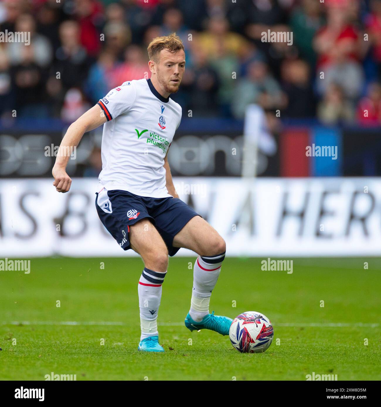 George Johnston #6 von Bolton Wanderers F.C. während des Spiels der Sky Bet League 1 zwischen Bolton Wanderers und Wrexham im Toughsheet Stadium, Bolton am Sonntag, den 18. August 2024. (Foto: Mike Morese | MI News) Credit: MI News & Sport /Alamy Live News Stockfoto