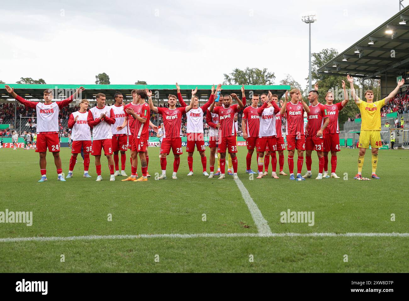 Die Manschaft des 1. FC Köln nach dem Sieg bei den Fans, SV Sandhausen vs. 1 FC Köln, Fussball, DFB Pokal, 1. RUNDE, 2024/2025, 18.08.2024, DFL-VORSCHRIFTEN VERBIETEN DIE VERWENDUNG VON FOTOS ALS BILDSEQUENZEN UND/ODER QUASI-VIDEO. Foto: Eibner-Pressefoto/Jan Prihoda Stockfoto