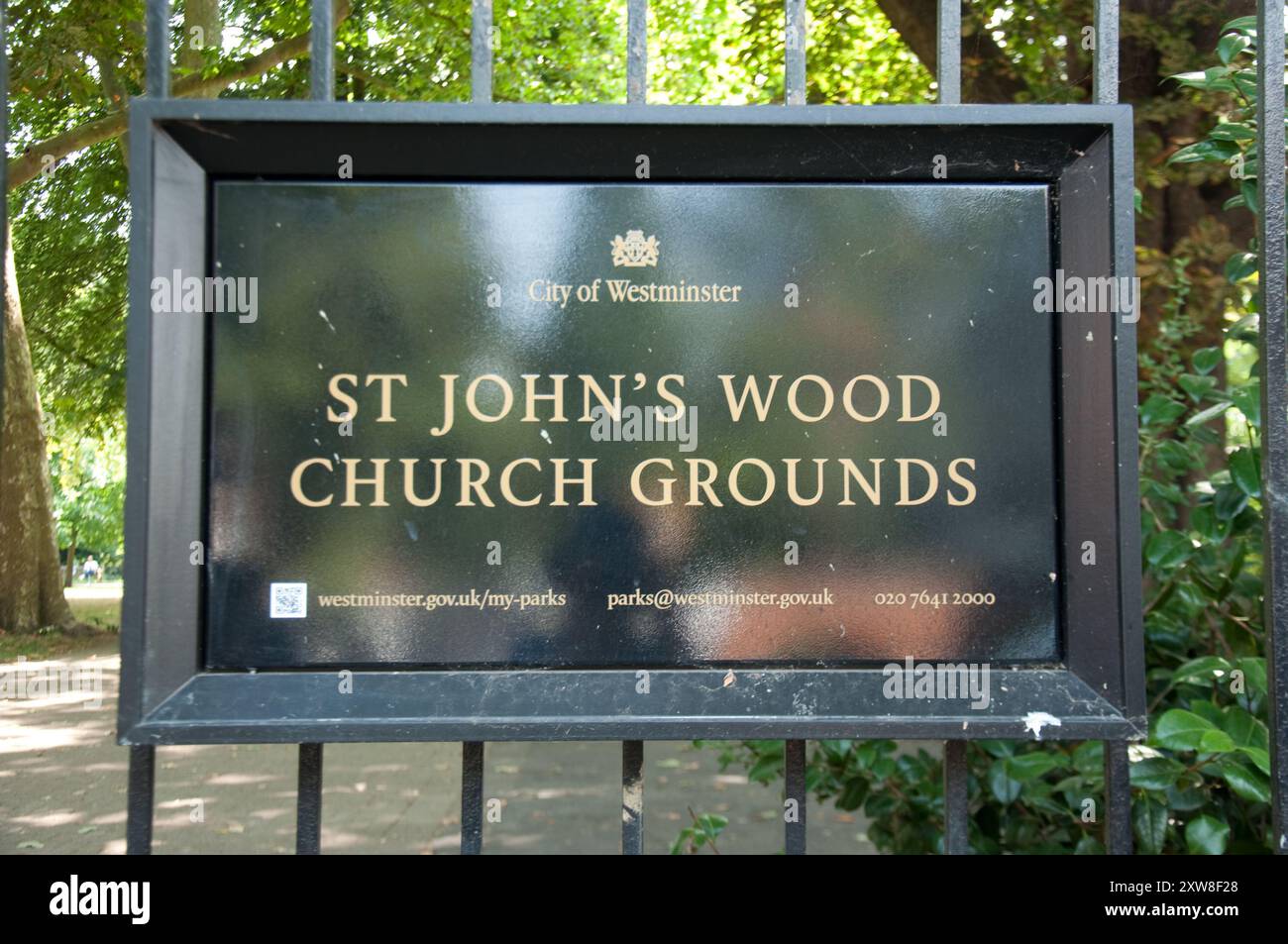 Hinweis für das Gelände der St. John's Wood Church, St. John's Church, London, England, Großbritannien - Ein schöner, ruhiger Park mit Zugang zu allen. Stockfoto