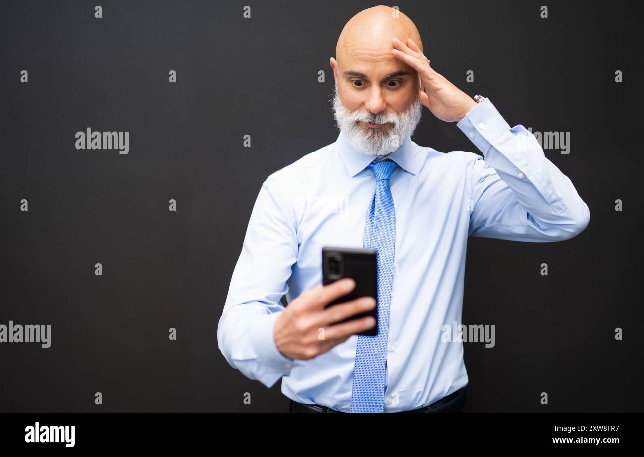 Mann liest schlechte Nachrichten auf dem Handy Stockfoto