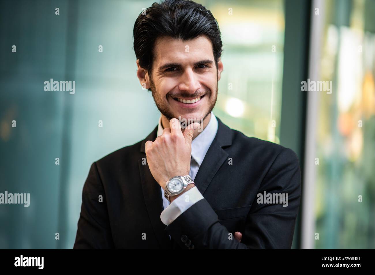 Junger Geschäftsmann im Freien lächelt selbstbewusst Stockfoto