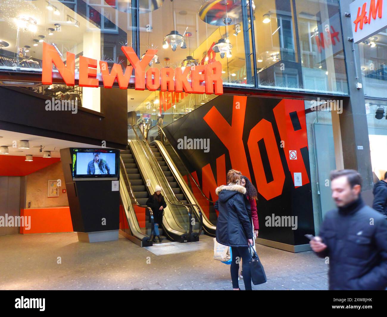 Amsterdam, Niederlande - 9. Dezember 2016 Storefront eines Ladens namens NewYorker im Nieuwendijk Stockfoto
