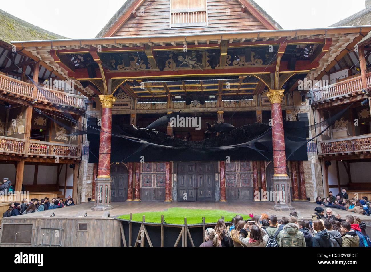 Bühnenbild mit „Shark“-Raketen, Gras und zusätzlicher Beleuchtung im Himmel für ROMEO UND JULIA von Shakespeare bei Shakespeare's Globe, London SE1 27/04/2017 Design: Soutra Gilmour Beleuchtung: Charles Balfour Choreograf: Tim Claydon Regisseur: Daniel Kramer Stockfoto