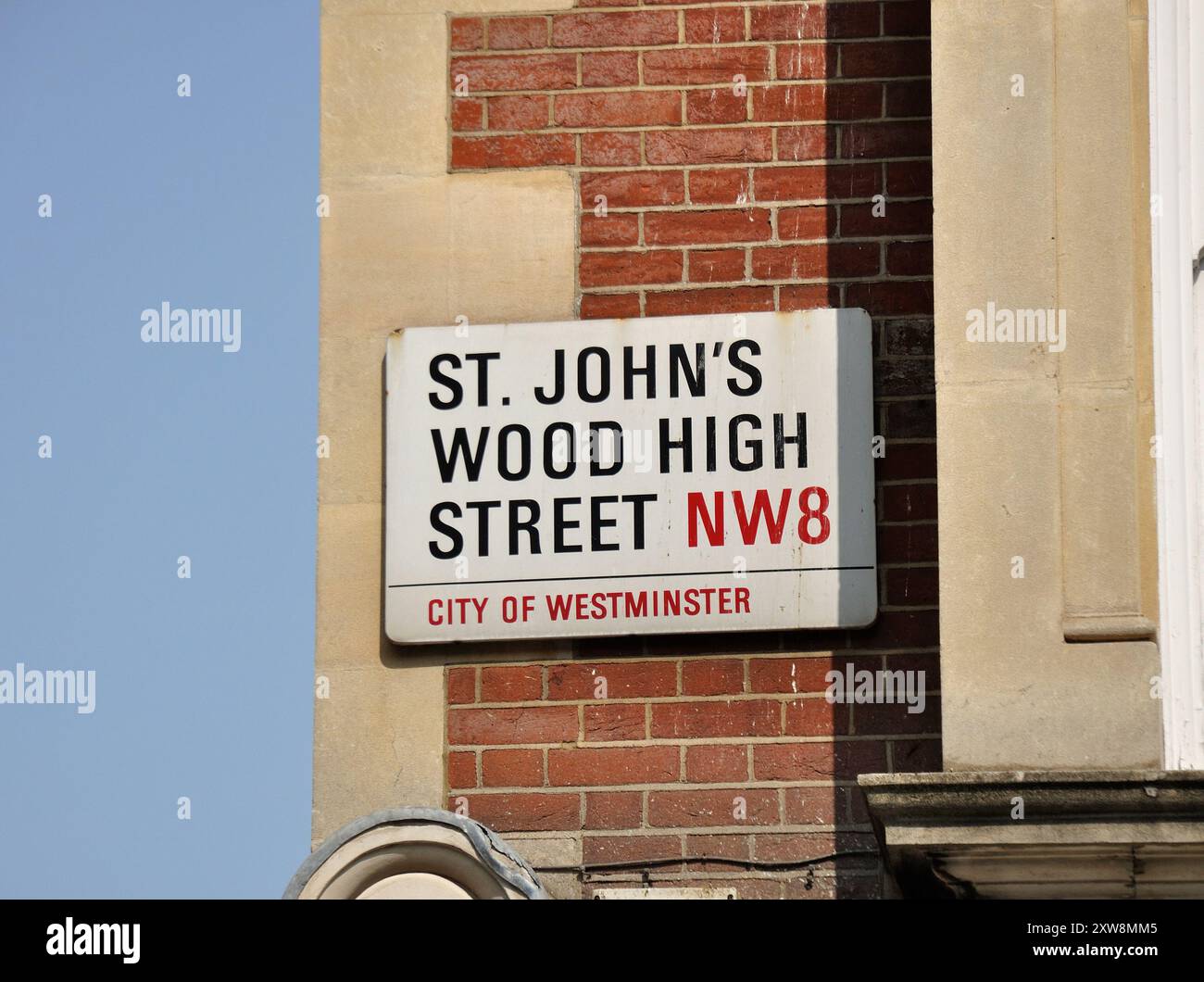 Straßenschild für St John's Wood High Street, St John's Wood, London, England, UK, dies ist eine sehr gepflegte Gegend. Stockfoto