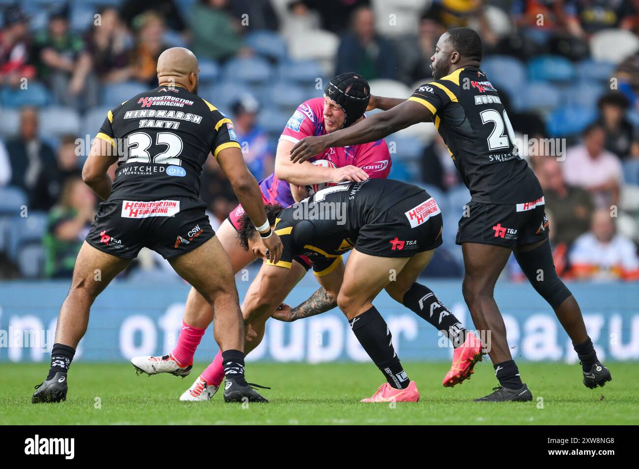 Chris Hill von Huddersfield Giants wird von Liam Horne von Castleford Tigers und Muizz Mustapha von Castleford Tigers während des Magic Weekend Matches Huddersfield Giants gegen Castleford Tigers in der Elland Road, Leeds, Großbritannien, am 18. August 2024 (Foto: Craig Thomas/News Images) in, 18. August 2024 angegriffen. (Foto: Craig Thomas/News Images/SIPA USA) Credit: SIPA USA/Alamy Live News Stockfoto