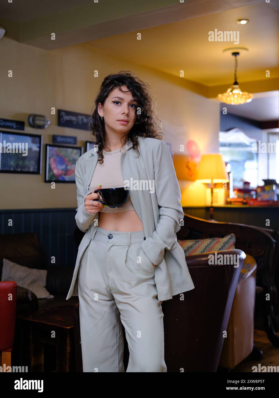 Mädchen in einem Café Stockfoto