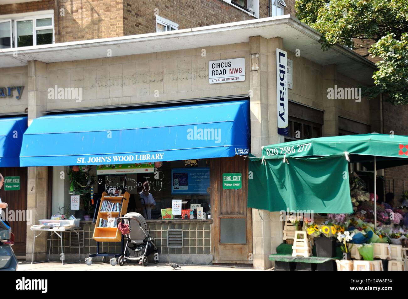 St John's Wood Library and Flower Stall, St John's Wood, London, England, Vereinigtes Königreich, Stockfoto