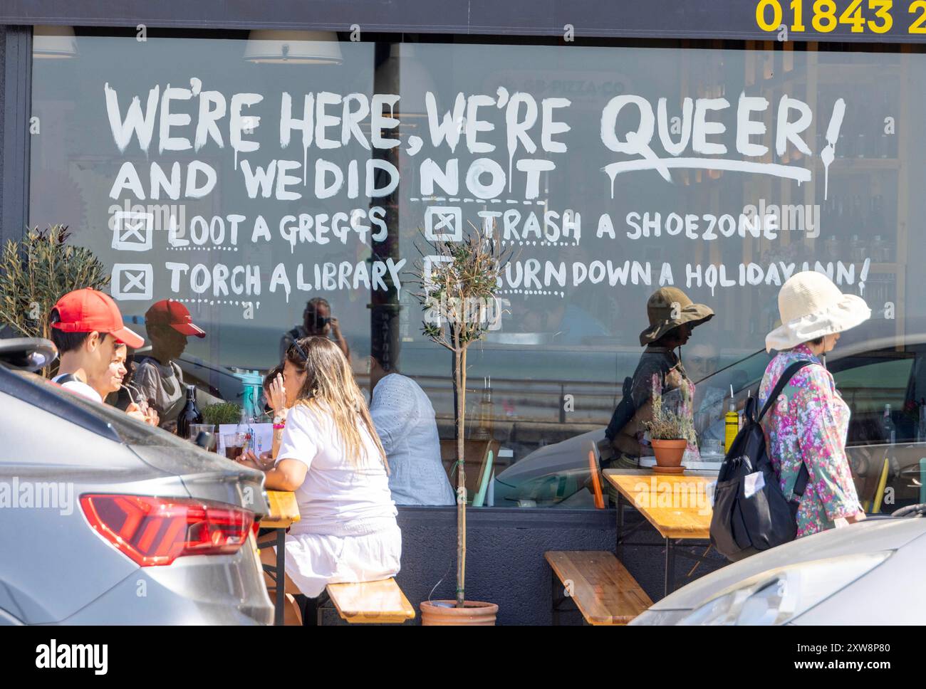 pic Shows: Pride Weekend hatte Slogans in den Fenstern, die die Randalierer am Montagnachmittag verspotten, wo die Temperaturen 32 Grad und m erreichten Stockfoto