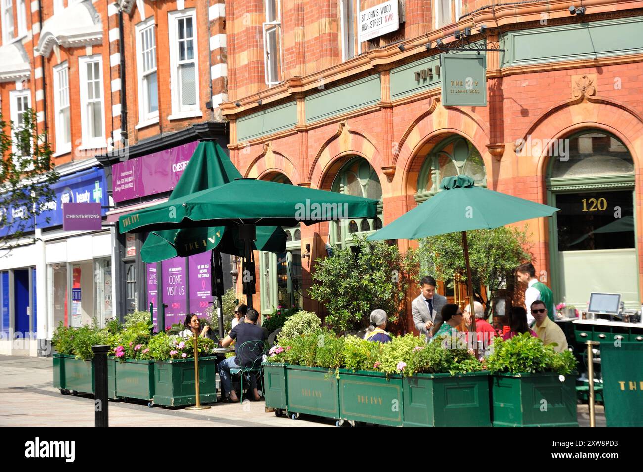 The Ivy Bar and Restaurant, St John's Wood High Street, St John's Wood, London, England, UK - Bar und Restaurant mit Sitzgelegenheiten im Freien Stockfoto