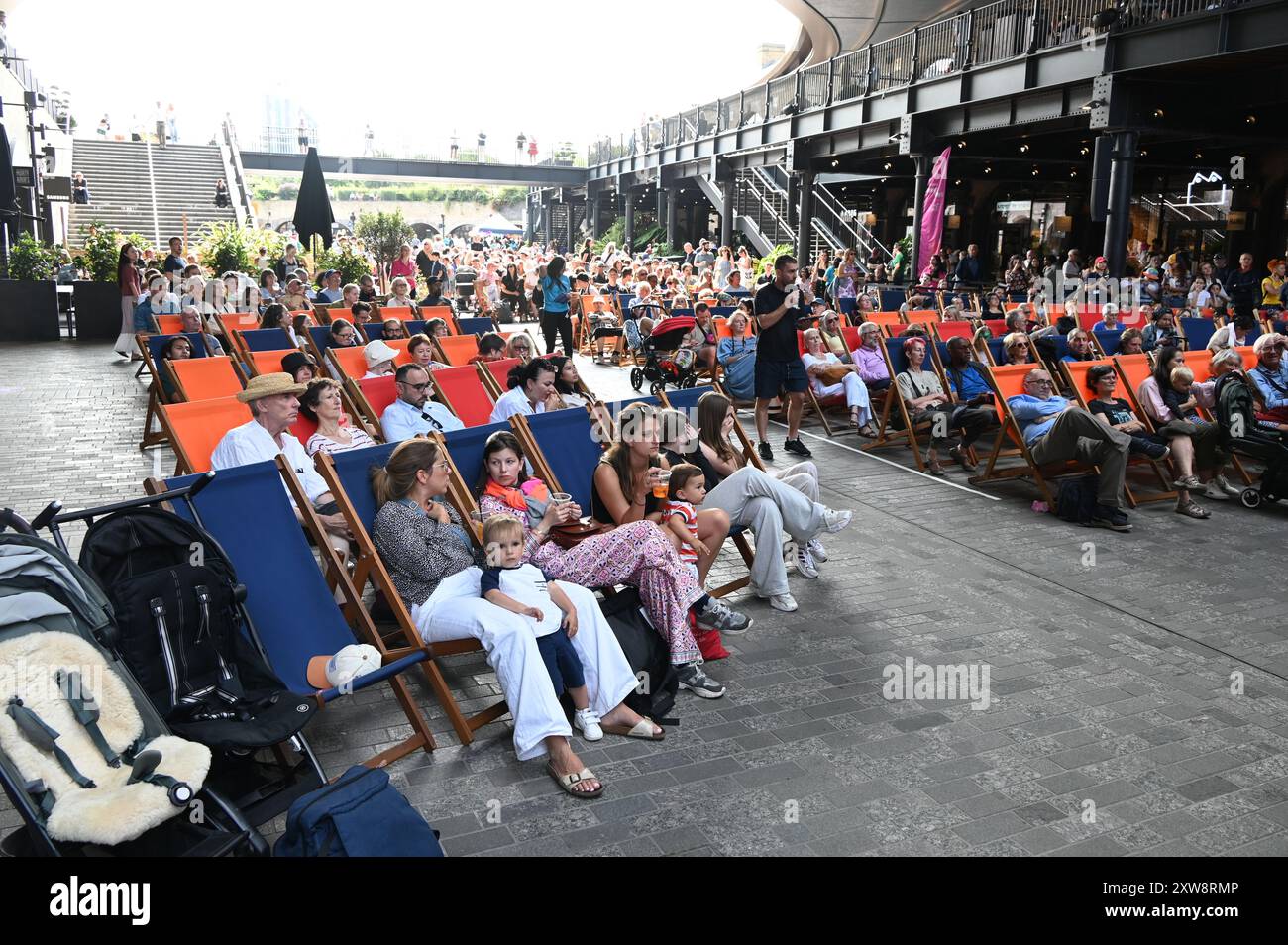 LONDON, GROSSBRITANNIEN. August 2024. King's Cross Summer Sounds feiert die brasilianische Kultur – Alvorada im Coal Drops Yard, London, Großbritannien. (Quelle: Siehe Li/Picture Capital/Alamy Live News Stockfoto