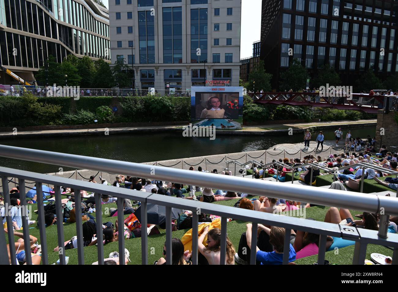 LONDON, GROSSBRITANNIEN. August 2024. Everyman on the Canal zeigt die Elternfalle am Granary Square, King Cross, London, Großbritannien. (Quelle: Siehe Li/Picture Capital/Alamy Live News Stockfoto