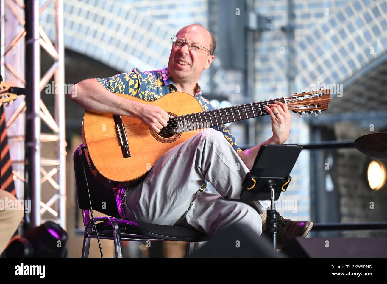 LONDON, GROSSBRITANNIEN. August 2024. King's Cross Summer Sounds feiert die brasilianische Kultur – Alvorada im Coal Drops Yard, London, Großbritannien. (Quelle: Siehe Li/Picture Capital/Alamy Live News Stockfoto