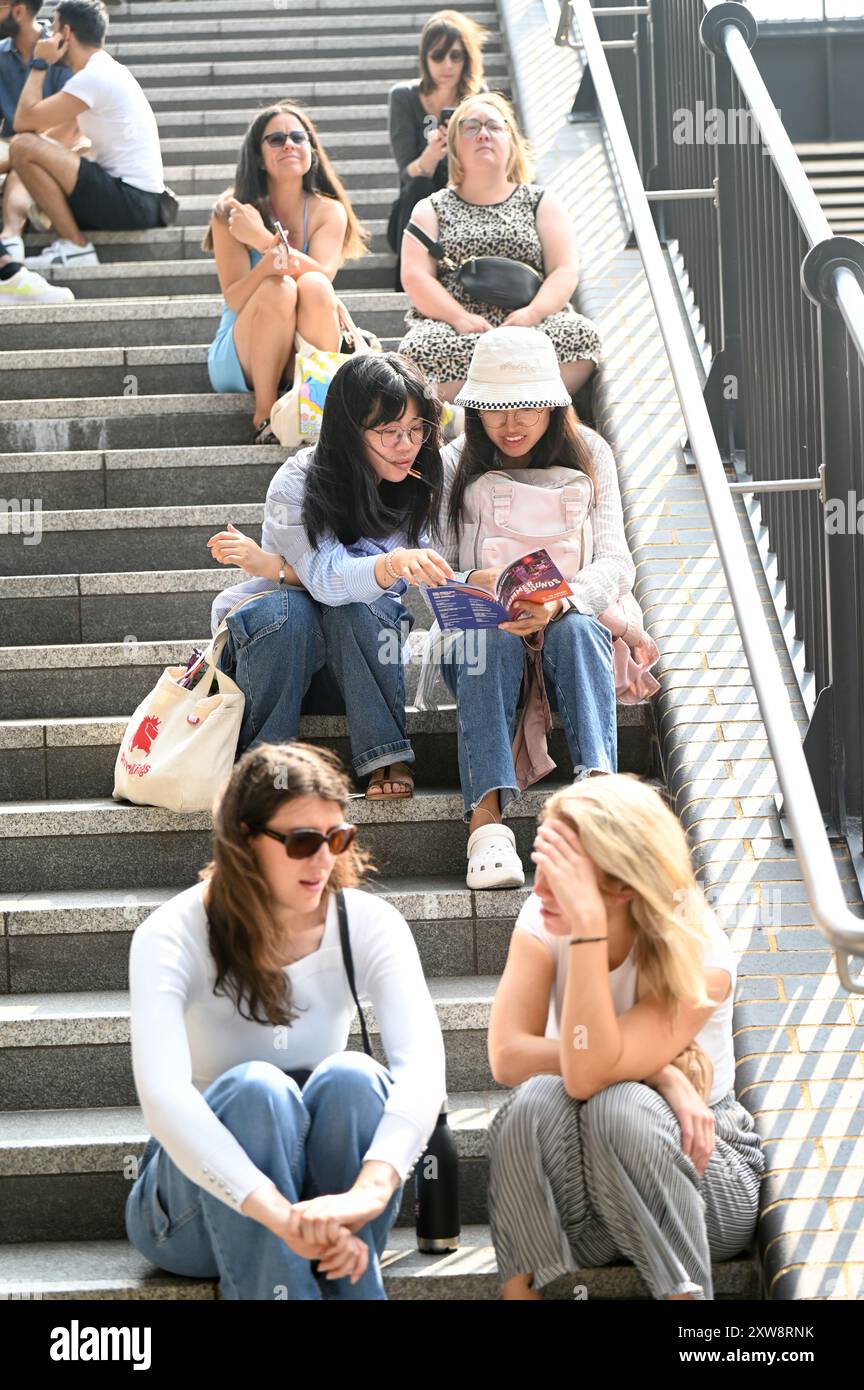 LONDON, GROSSBRITANNIEN. August 2024. King's Cross Summer Sounds feiert die brasilianische Kultur im Coal Drops Yard, London, Großbritannien. (Quelle: Siehe Li/Picture Capital/Alamy Live News Stockfoto