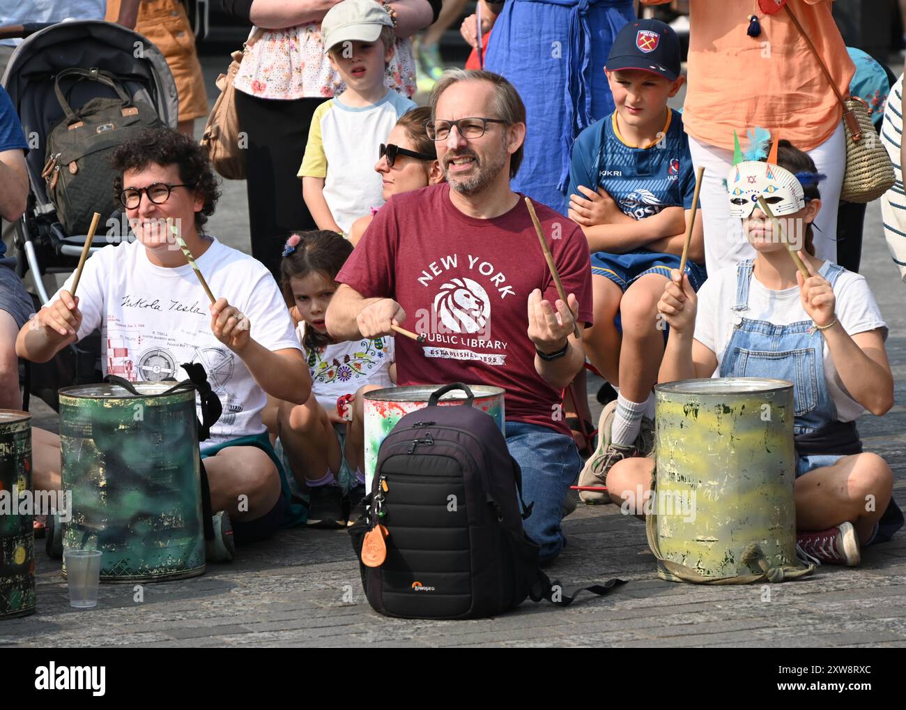 LONDON, GROSSBRITANNIEN. August 2024. King's Cross Summer Sounds feiert die brasilianische Kultur – Taru Drumming Circle im Coal Drops Yard, London, Großbritannien. (Quelle: Siehe Li/Picture Capital/Alamy Live News Stockfoto