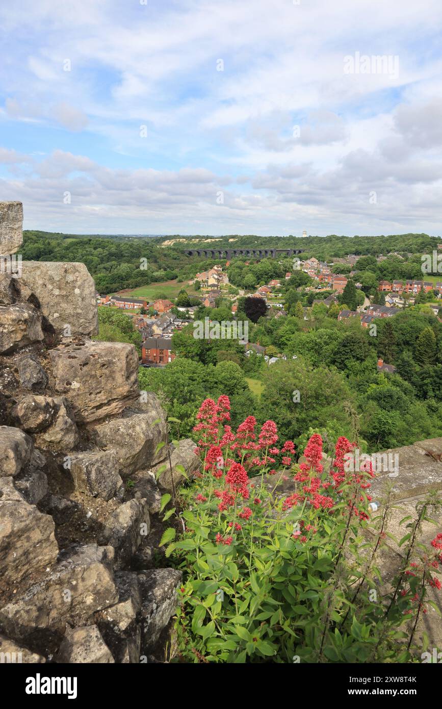 Conisbrough Castle, English Heritage Castle mit atemberaubender Aussicht, die Sir Walter Scotts Ivanhoe inspirierte, erbaut nach der normannischen Eroberung in Großbritannien Stockfoto