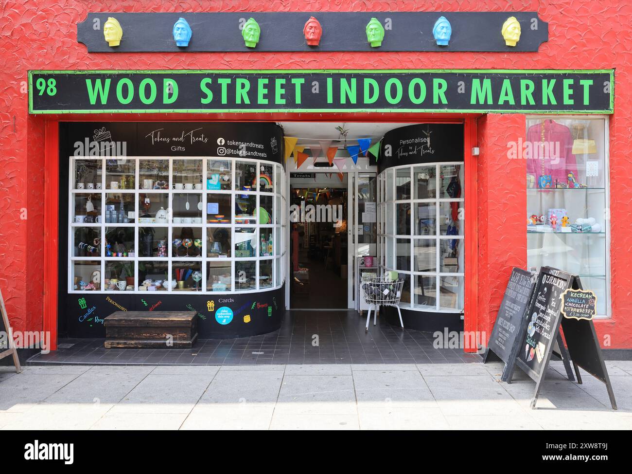 Wood Street östlich von Walthamstow Central voller Indie-Geschäfte, alt und neu, traditionell und trendig, mit einer vielfältigen Gemeinde, NE London, Großbritannien Stockfoto