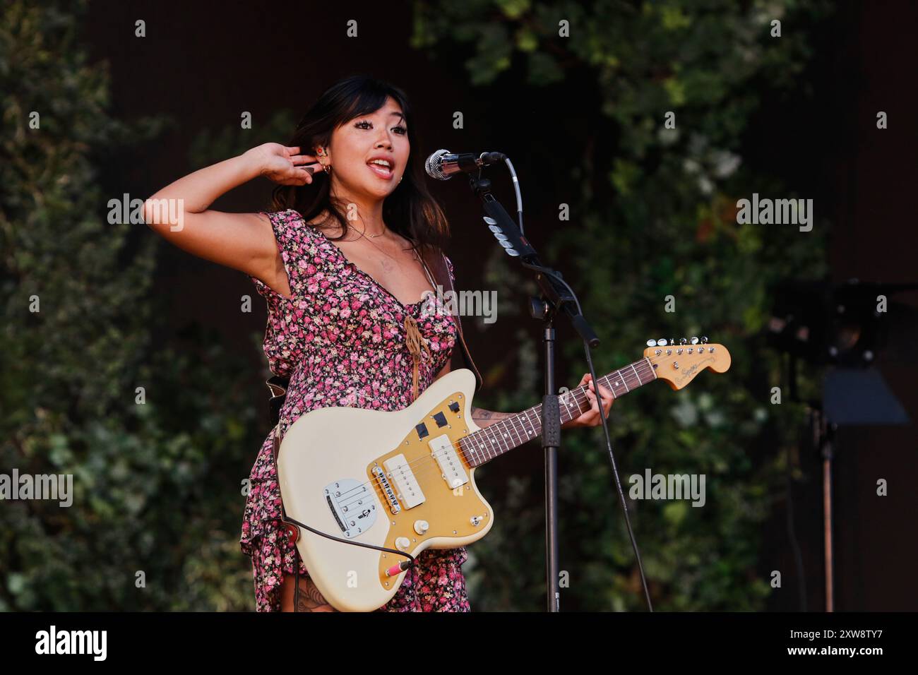 August 2024 London UK Beabadoobee Auftritt beim ALL Points East Festival im Victoria Park Stockfoto