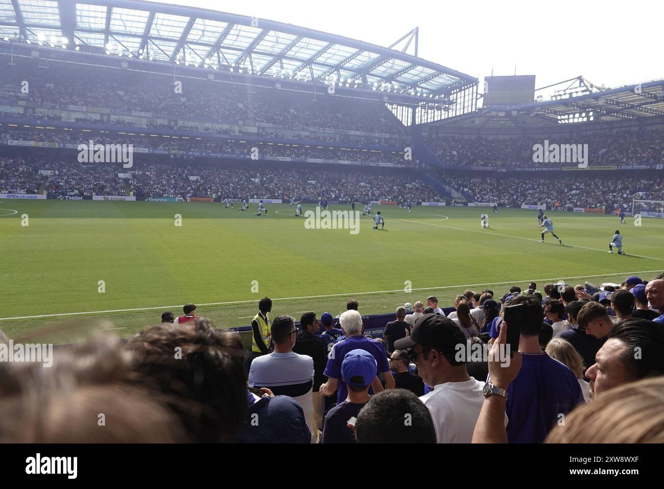 Chelsea, London, Großbritannien. August 2024. Das erste Spiel der Premier League für den Chelsea Football Club und den letztjährigen Champions Manchester City Football Club spielte an der Stamford Bridge. Unser Bild zeigt: (OPS) : beide Teams nehmen ein Knie vor dem Start Credit: Motofoto/Alamy Live News Stockfoto