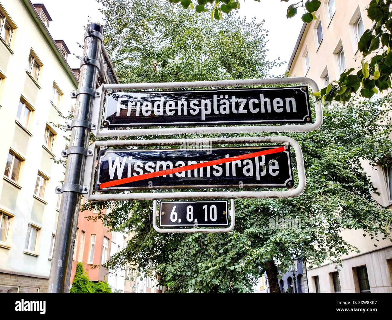 Düsseldorf 18.08.2024 Strassenumbenennung Wissmannstraße wurde Friedensplätzchen umbenannt Postkolonialismus Kolonialismus Kolonialtruppen Ostafrika Deutsch-Ostafrika Tansania Dekolonialisierung Kriegsverbrechen Afrika 2024 Düsseldorf Nordrhein-Westfalen Stockfoto