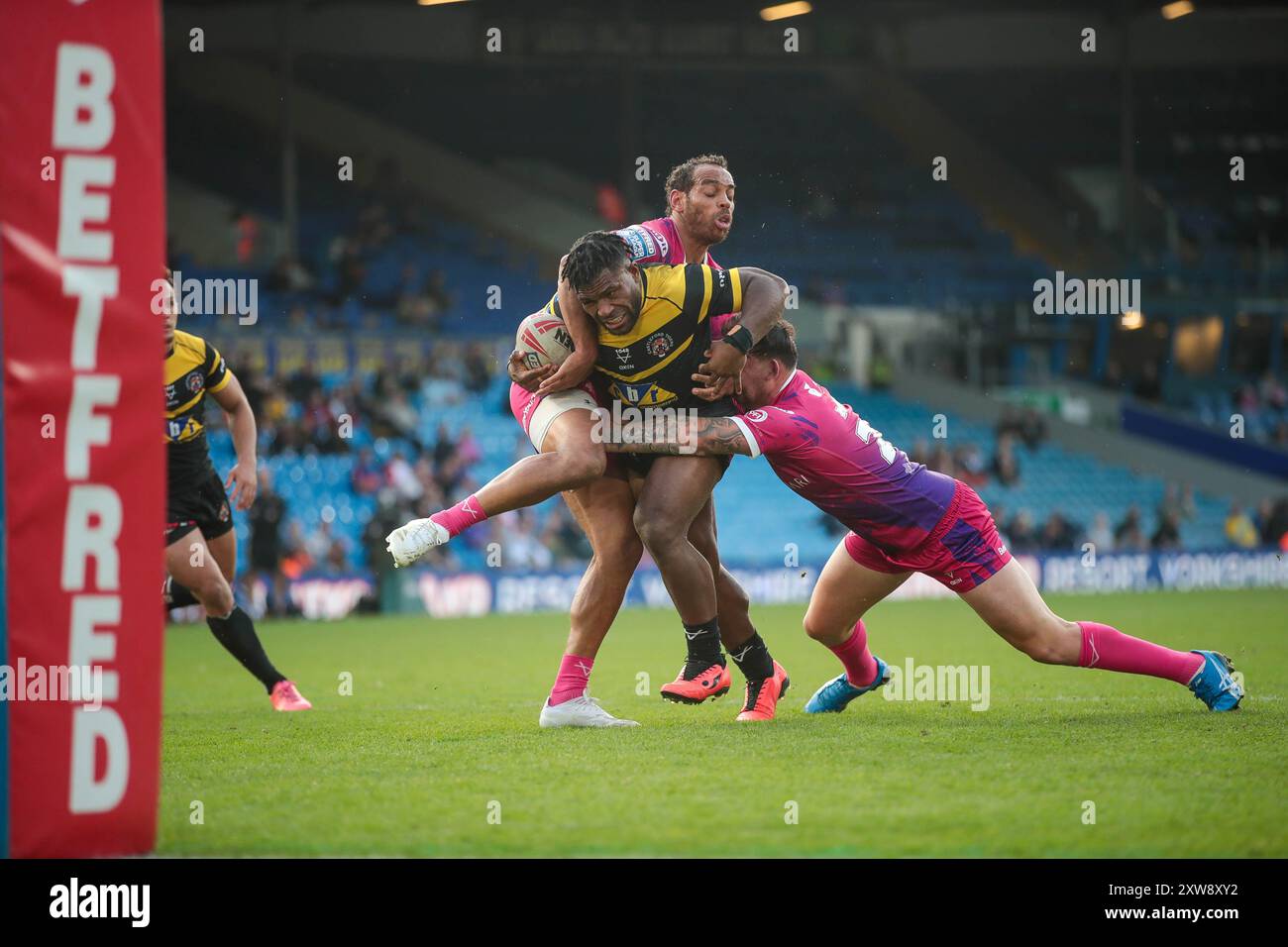 Leeds, Großbritannien. August 2024. *** Sylvester Namo BRICHT während des Magic Weekend Super League Spiels zwischen Huddersfield Giants und Castleford Tigers am 18. August 2024 in der Elland Road in Leeds, England AB. Foto von Simon Hall. Nur redaktionelle Verwendung, Lizenz für kommerzielle Nutzung erforderlich. Keine Verwendung bei Wetten, Spielen oder Publikationen eines einzelnen Clubs/einer Liga/eines Spielers. Quelle: UK Sports Pics Ltd/Alamy Live News Stockfoto