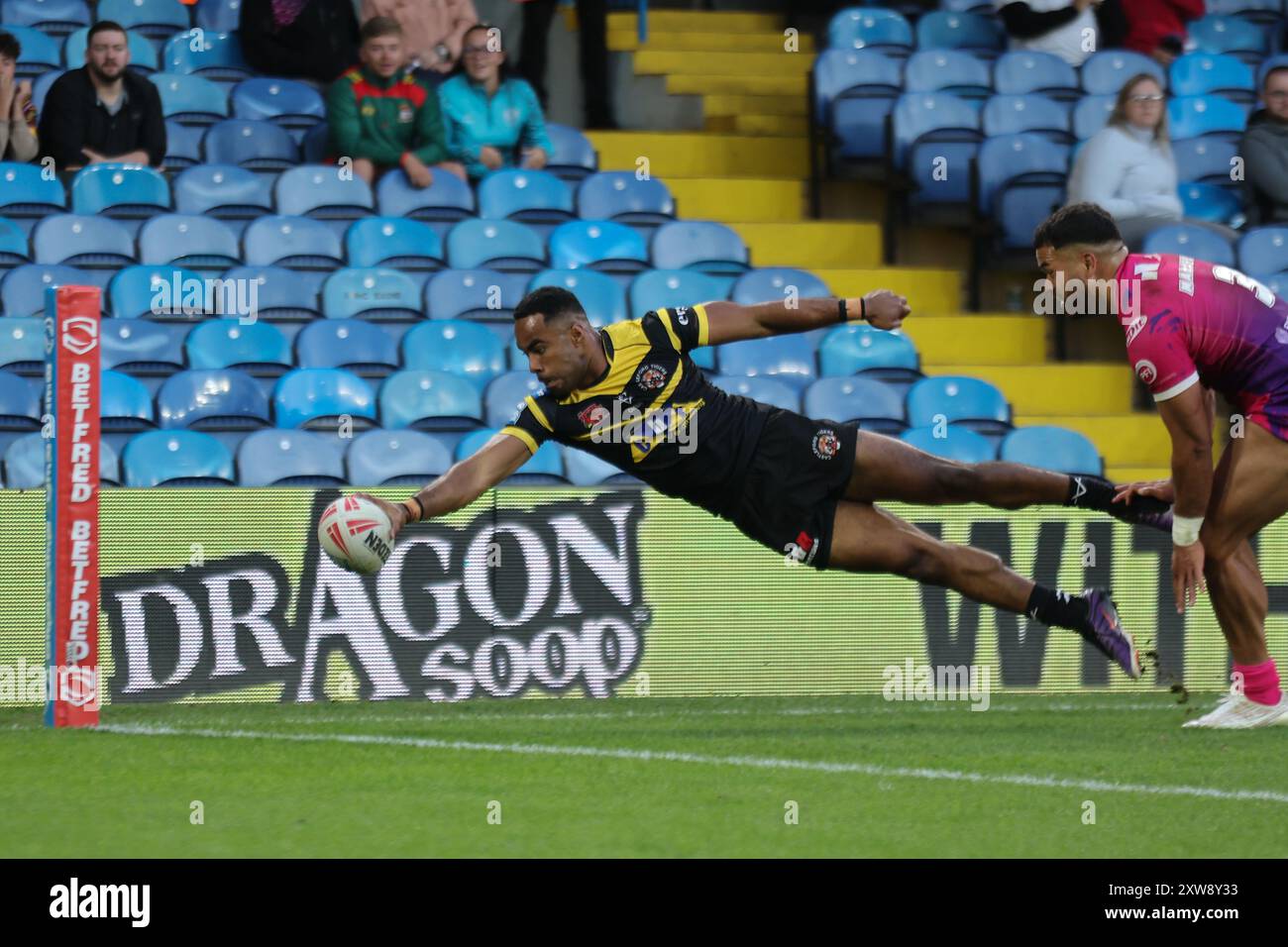 Leeds, Großbritannien. August 2024. Elland Road, Leeds, West Yorkshire, 18. August 2024. Betfred Super League - Magic Weekend Huddersfield Giants vs Castleford Tigers Jason Qareqare von Castleford Tigers taucht ein, um den Versuch gegen Huddersfield Giants zu treffen Credit: Touchlinepics/Alamy Live News Stockfoto