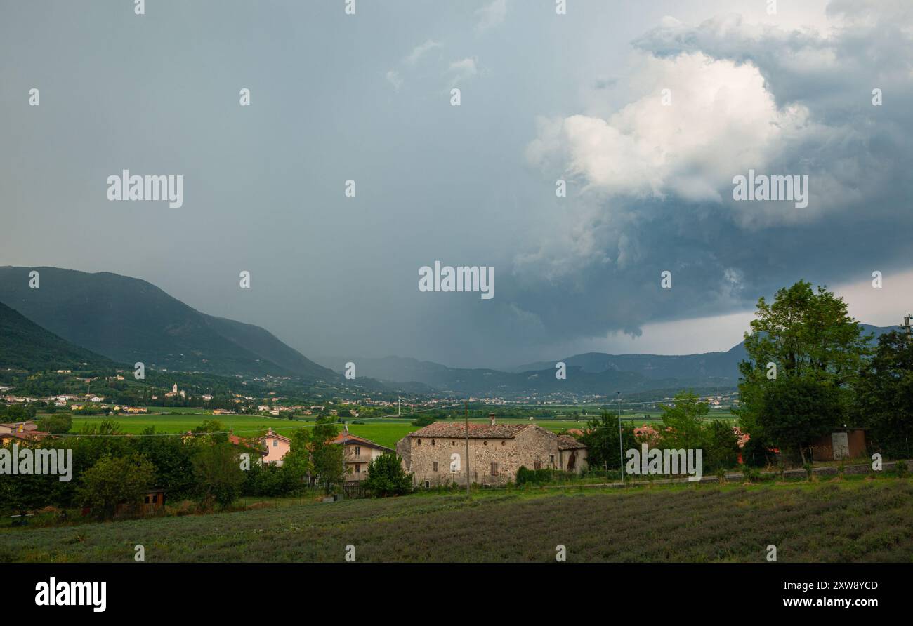 Sturmwolke mit starkem Regen über einem Tal in der Nähe von Costermano sul Garda, nördlich von Verona, Italien Stockfoto