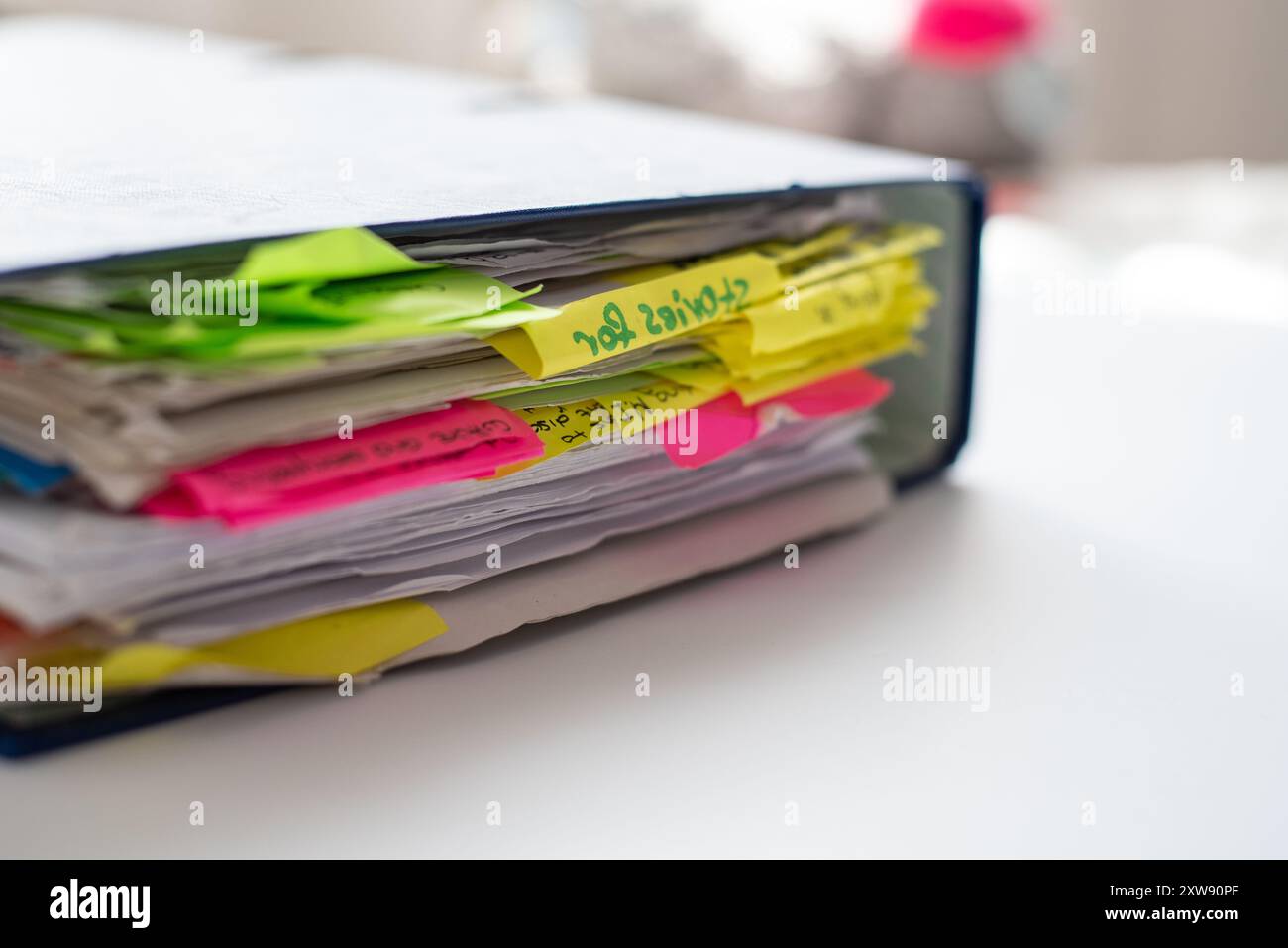 Schachtel-Akten mit organisierter Lesehinweise auf dem Tisch. Bürobedarf Stockfoto