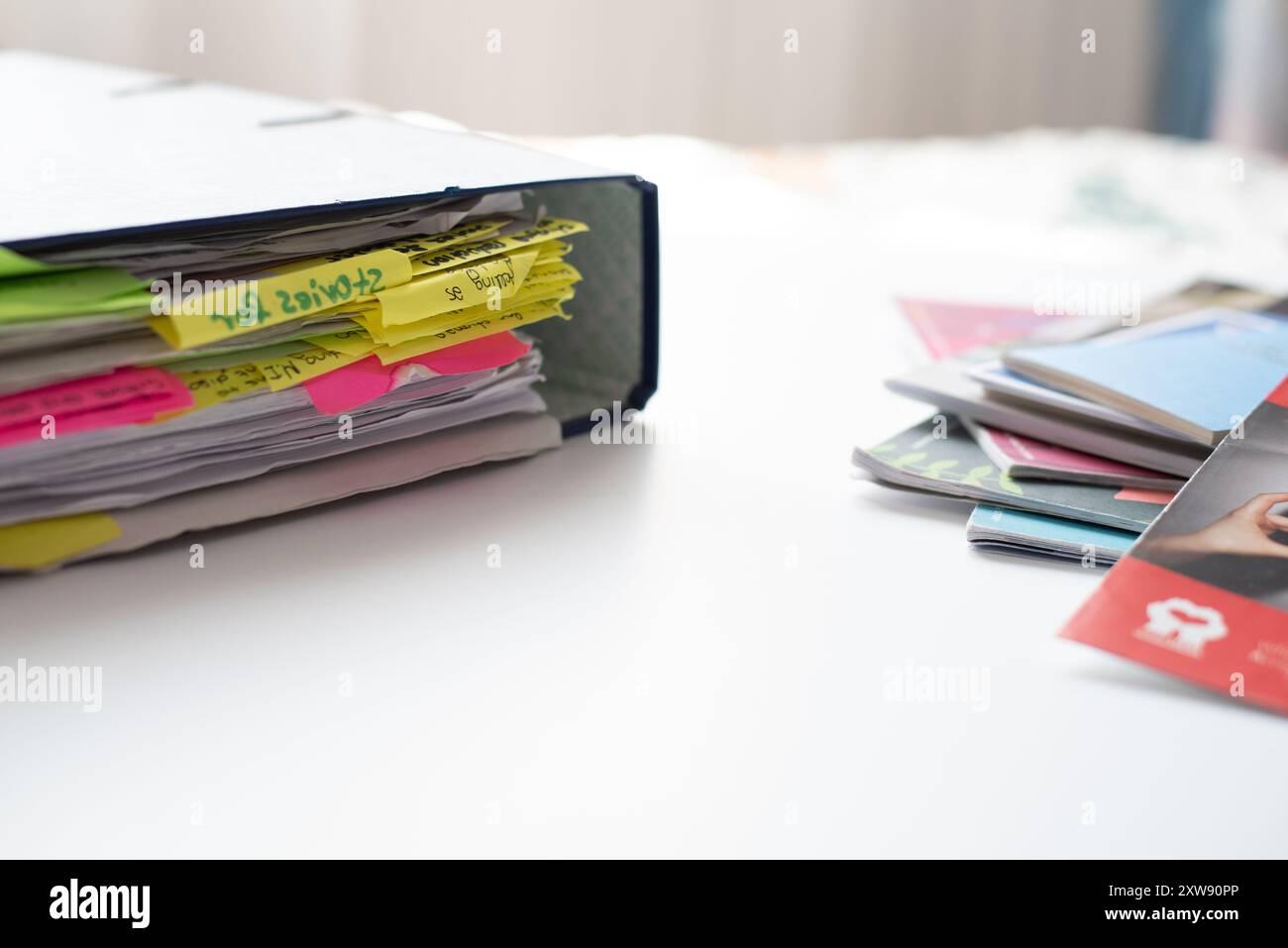 Schachtel-Akten mit organisierter Lesehinweise auf dem Tisch. Bürobedarf Stockfoto