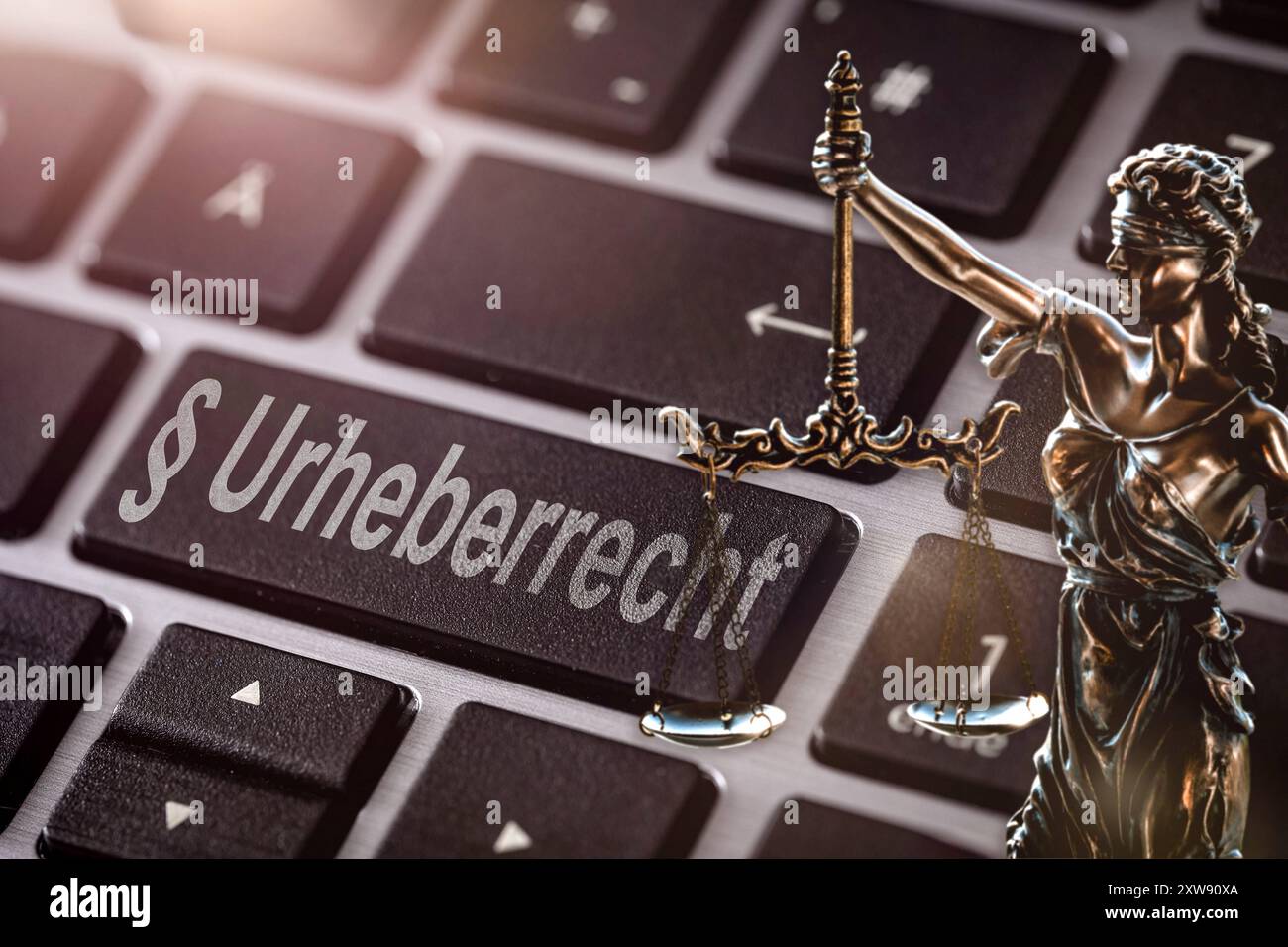 Bayern, Deutschland - 18. August 2024: Tastatur eines Computers oder Laptops, daneben Justitia. Das Urheberrecht steht auf dem Schlüssel, dem Konzept zum Thema Urheber und Schutz des digitalen geistigen Eigentums. FOTOMONTAGE *** Tastatur eines Computers, bzw. Laptops, daneben Justitia. Auf der Taste steht Urheberrecht geschrieben, Konzept zum Thema Urheberschaft und Schutz von digitalem geistigem Eigentum. FOTOMONTAGE Stockfoto