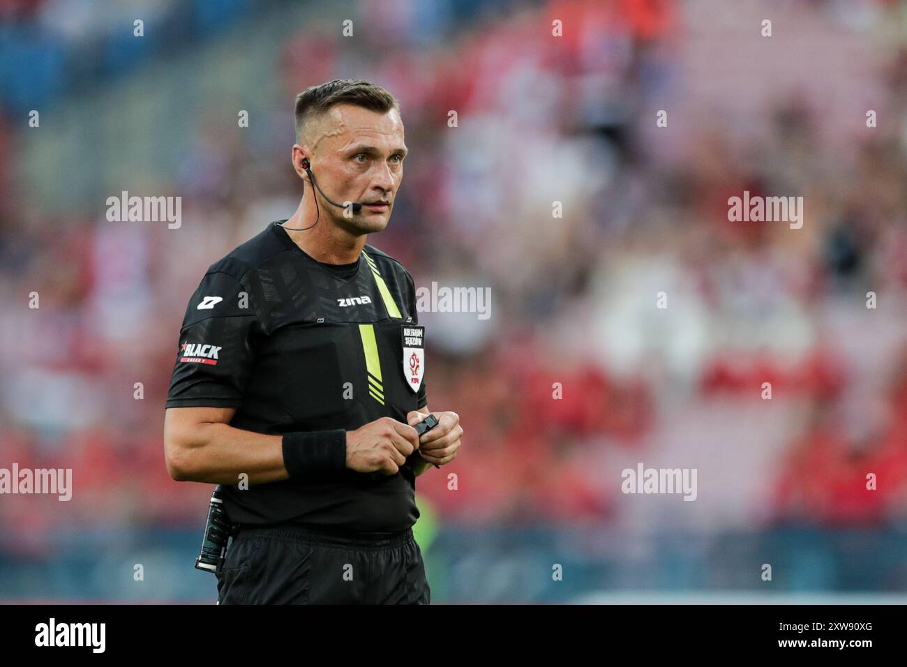 Krakau, Polen. August 2024. Schiedsrichter Jaroslaw Przybyl von Polen wurde beim Fußballspiel BETCLIC 1 POLNISCHE LIGA 2024/2025 zwischen Wisla Krakau und Ruch Chorzow im Stadtstadion gesehen. Endpunktzahl: Wisla Krakau 3:1 Ruch Chorzow. (Foto: Grzegorz Wajda/SOPA Images/SIPA USA) Credit: SIPA USA/Alamy Live News Stockfoto