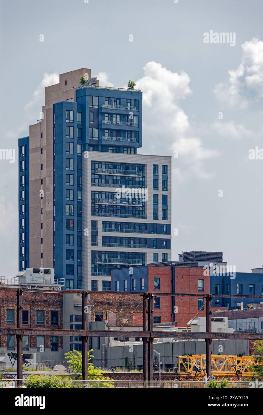 Der 321 Wythe Avenue Apartmentkomplex ist eine Neuerung der Skyline von Williamsburg (2021), die von einer Fähre auf dem East River an einem trüben Augusttag aus gesehen wird. Stockfoto