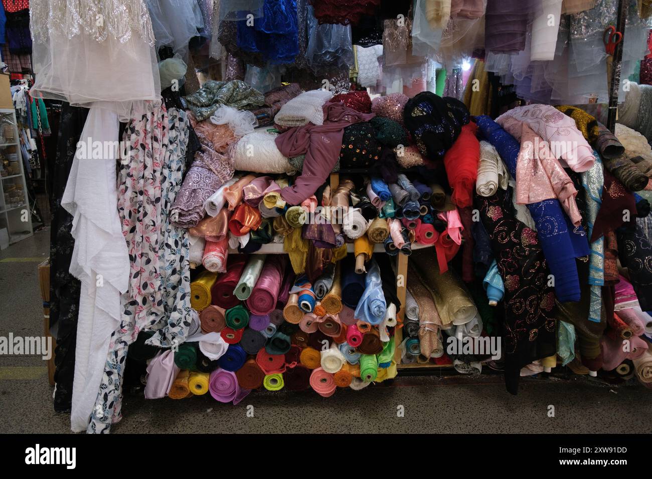 Blick auf die Stände am Bullring Rag Market, die am 18. August 2024 in Birmingham in den Vereinigten Staaten alle Arten von Artikeln von Lebensmitteln bis zu Stoffen und Kleidung anbieten Stockfoto