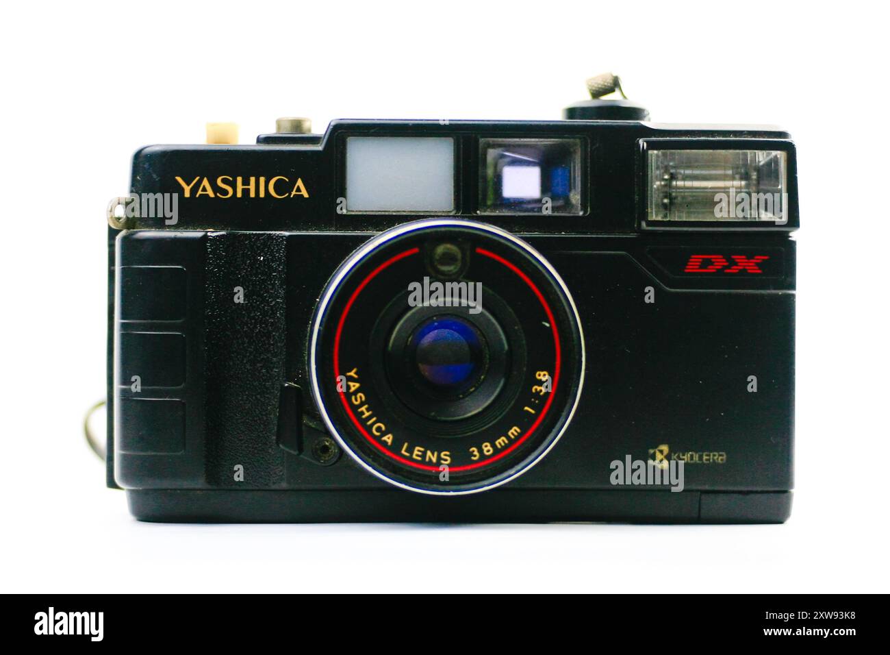 Nahaufnahme der analogen Kamera Yashica MF2 DX Point und Aufnahme von 35 mm isoliert auf weißem Hintergrund Stockfoto