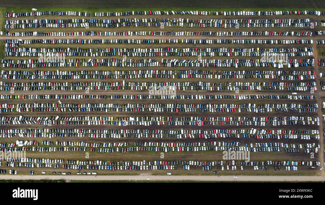 Blick aus der Vogelperspektive auf den Parkplatz des Nova Rock Festivals Stockfoto