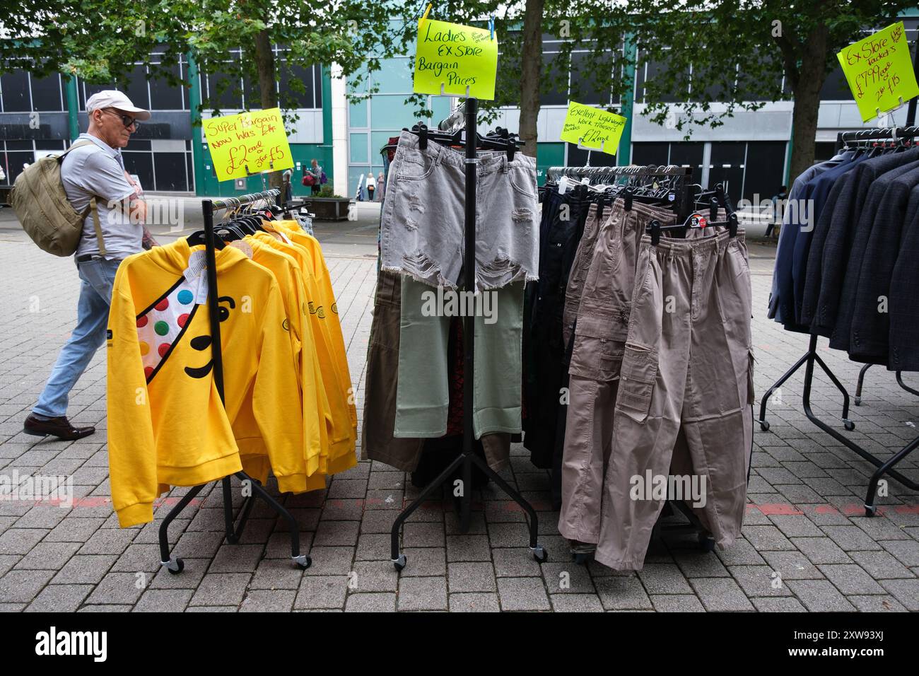 Madrid, Spanien. August 2024. Blick auf die Stände am Bullring Rag Market, die am 18. August 2024 in Birmingham alle Arten von Artikeln von Lebensmitteln bis zu Stoffen und Kleidung anbieten. Credit: SIPA USA/Alamy Live News Stockfoto