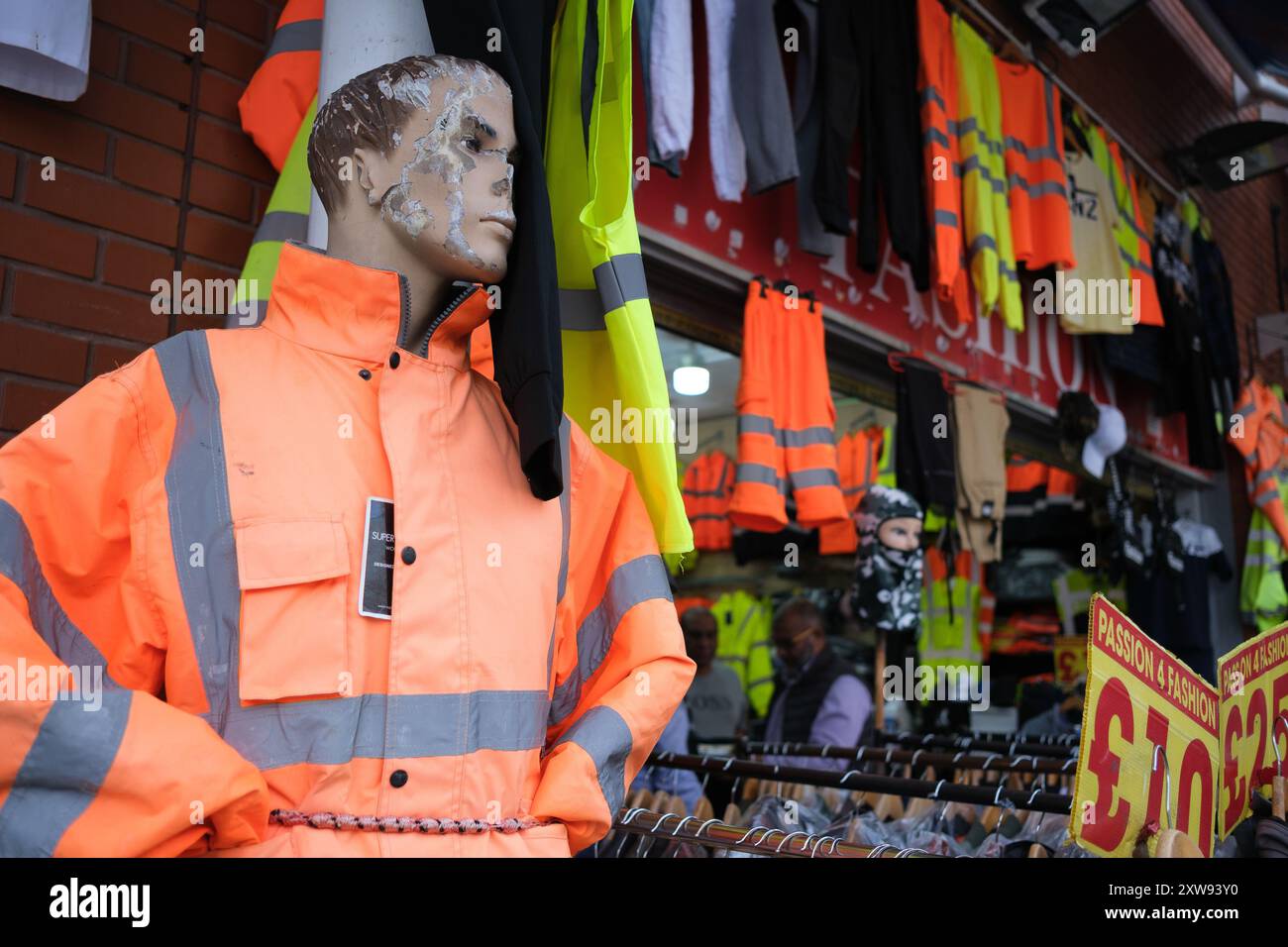 Madrid, Spanien. August 2024. Blick auf die Stände am Bullring Rag Market, die am 18. August 2024 in Birmingham alle Arten von Artikeln von Lebensmitteln bis zu Stoffen und Kleidung anbieten. Credit: SIPA USA/Alamy Live News Stockfoto