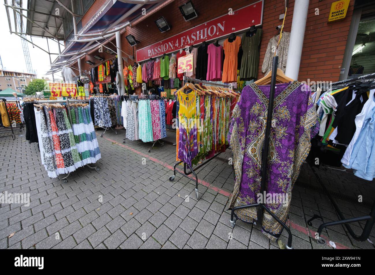 Madrid, Spanien. August 2024. Blick auf die Stände am Bullring Rag Market, die am 18. August 2024 in Birmingham alle Arten von Artikeln von Lebensmitteln bis zu Stoffen und Kleidung anbieten. Credit: SIPA USA/Alamy Live News Stockfoto