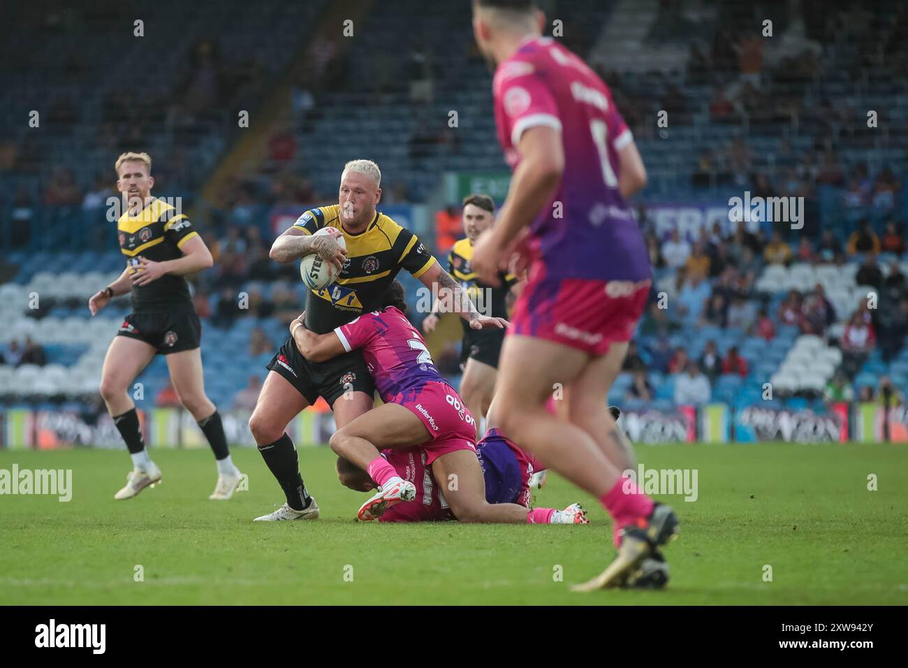 Leeds, Großbritannien. August 2024. ***Joe Westerman wird beim Magic Weekend Super League Spiel zwischen Huddersfield Giants und Castleford Tigers am 18. August 2024 in der Elland Road in Leeds, England, ausgetragen. Foto von Simon Hall. Nur redaktionelle Verwendung, Lizenz für kommerzielle Nutzung erforderlich. Keine Verwendung bei Wetten, Spielen oder Publikationen eines einzelnen Clubs/einer Liga/eines Spielers. Quelle: UK Sports Pics Ltd/Alamy Live News Stockfoto