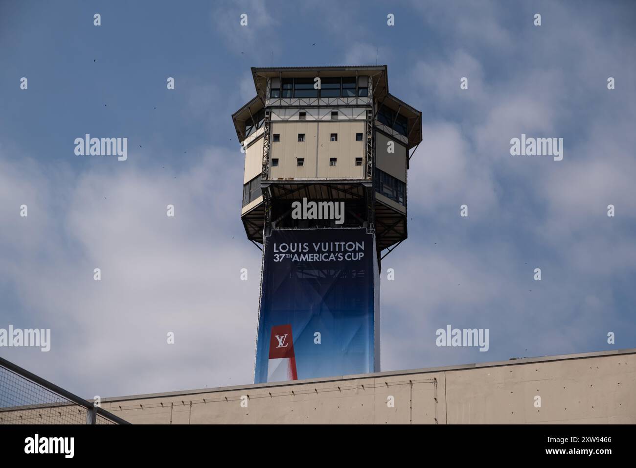 Barcelona, Spanien. August 2024. Der Cable Car Tower ist mit Werbung für den Louis Vuitton 37. America's Cup bedeckt. Es sind nur noch 3 Tage und ein paar Stunden, bis der Louis Vuitton 37. America's Cup ins Rennen geht. Barcelona verfügt über alle Einrichtungen und Verkehrsmittel, die für die Veranstaltung des großen Sportereignisses bereit sind, das voraussichtlich eine große Anzahl von Zuschauern anziehen wird. (Foto: Paco Freire/SOPA Images/SIPA USA) Credit: SIPA USA/Alamy Live News Stockfoto