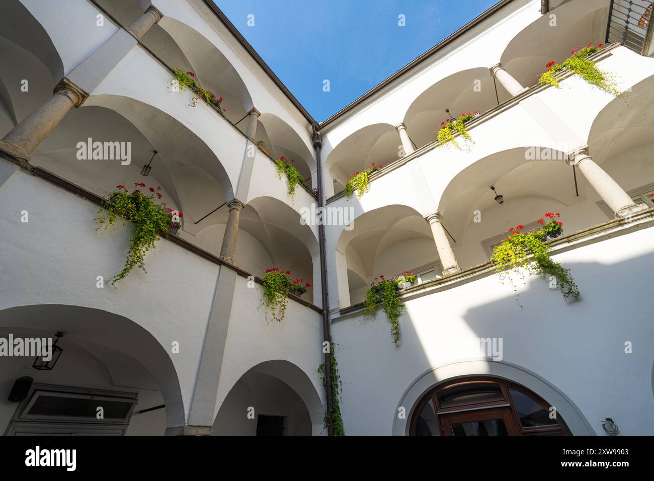 Linz, Österreich. August 2024. Außenansicht der Blumen auf dem Balkon in einem typischen Innenhof zwischen alten Gebäuden im Stadtzentrum Stockfoto Linz, Österreich. August 2024. Außenansicht der Blumen auf dem Balkon in einem typischen Innenhof zwischen alten Gebäuden im Stadtzentrum Stockfoto